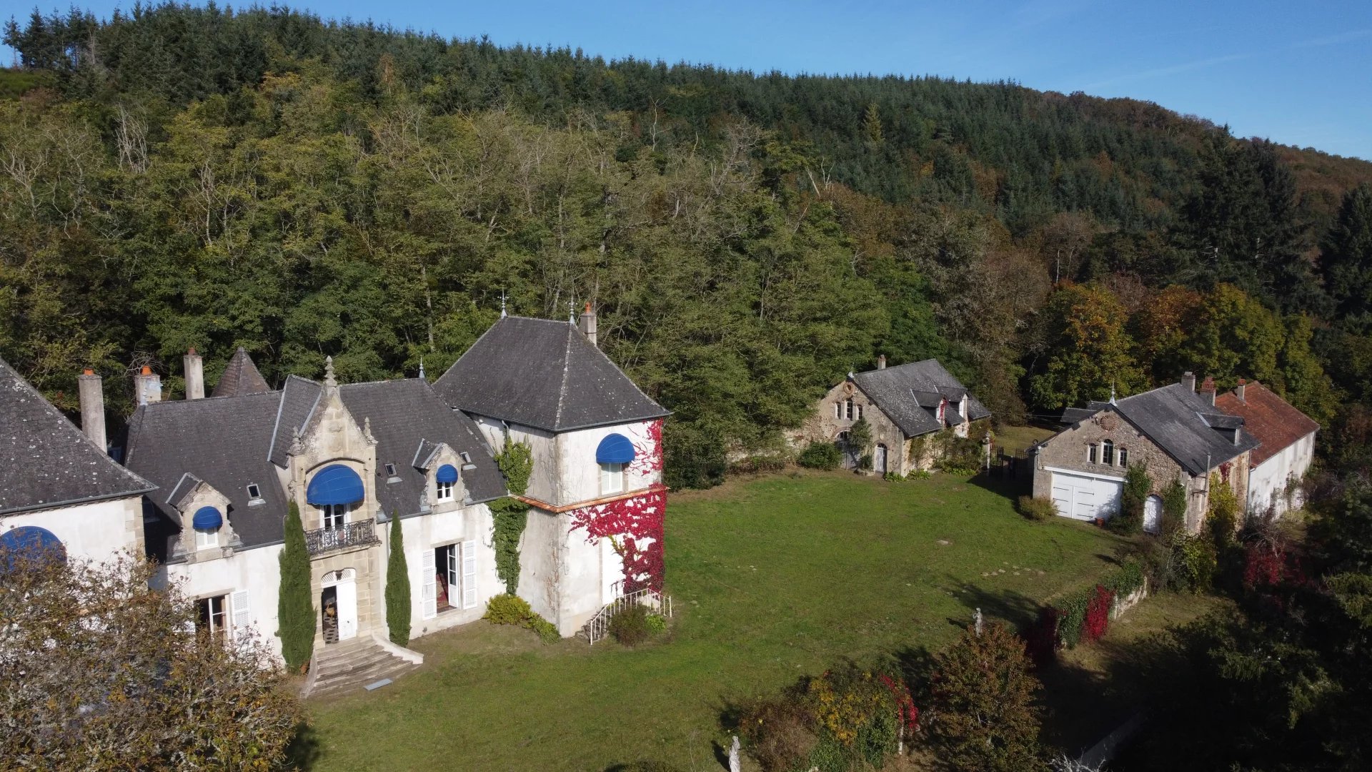 Form of construction of the chateau — Château de Pleuville