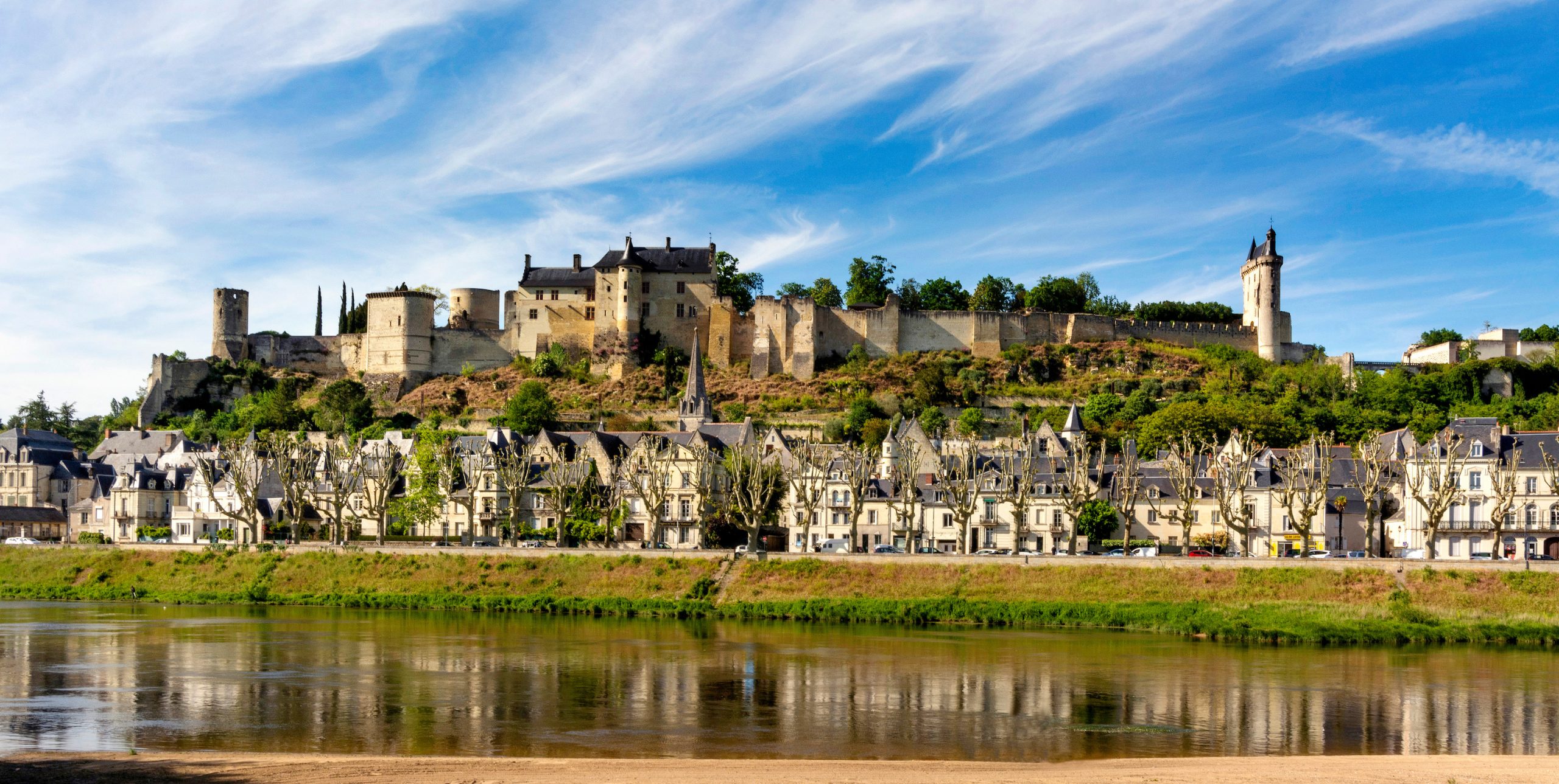 Forteresse royale de Chinon dominant la Vienne . Indre et Loire . Centre Val de Loire. France