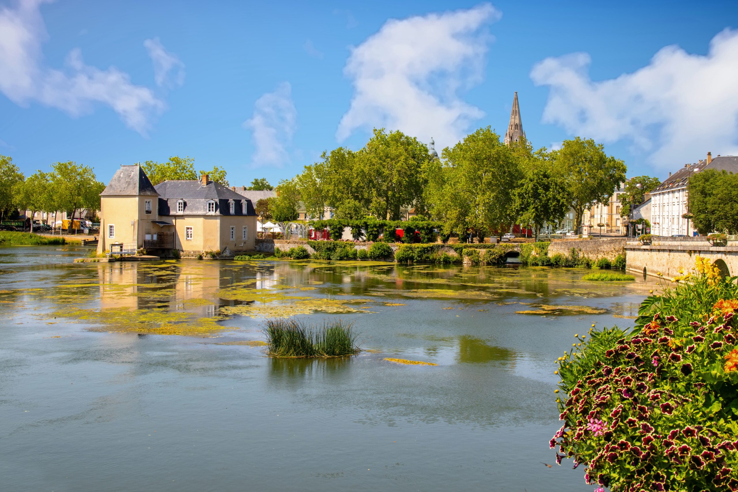 La Flèche. Le Loir et le moulin des quatre saisons. Sarthe. Pays de la Loire