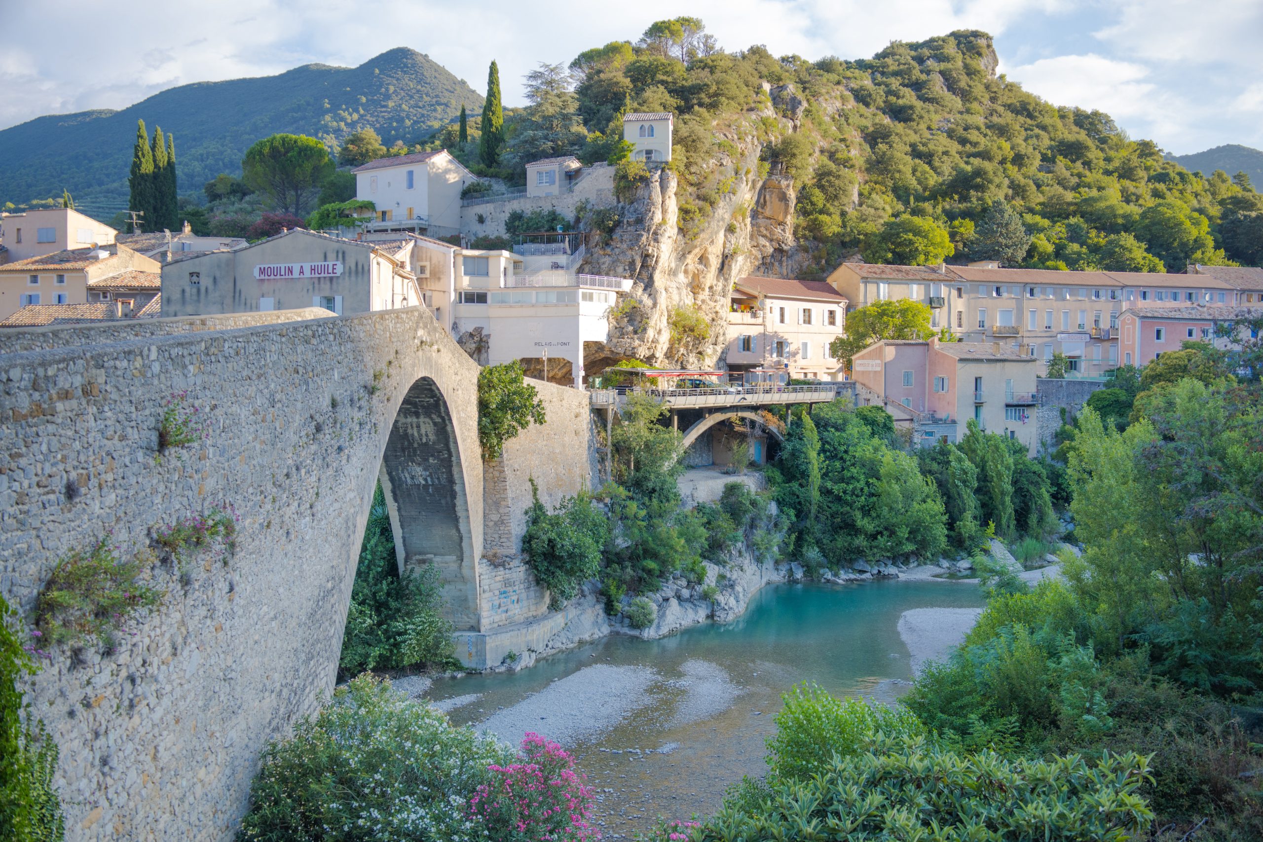 Le pont roman enjambe l'Eygues à Nyons dans la Drôme des Baronnies