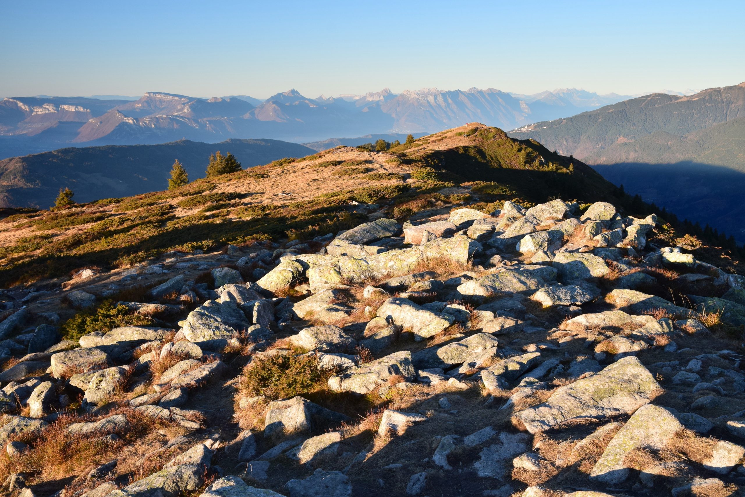 Le sommet du Rocher et le Massif des Bauges