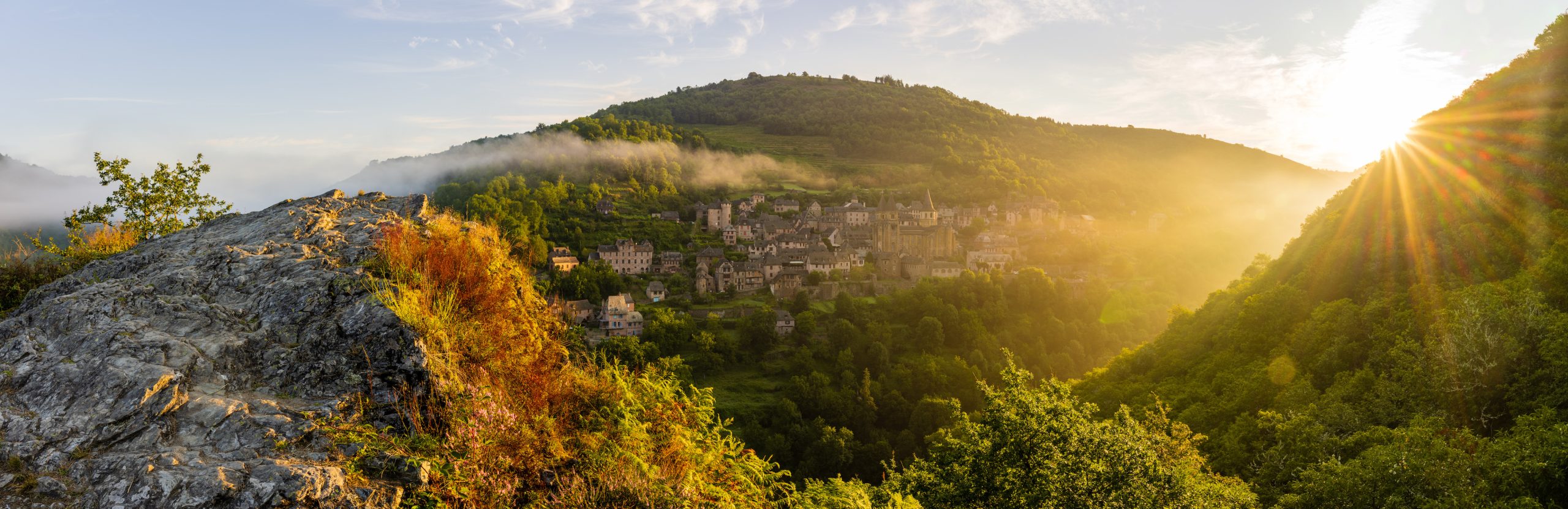 Lumière matinale sur le village de Conques, chemin de Saint-Jacques-de-Compostelle, Aveyron, Occitanie, France