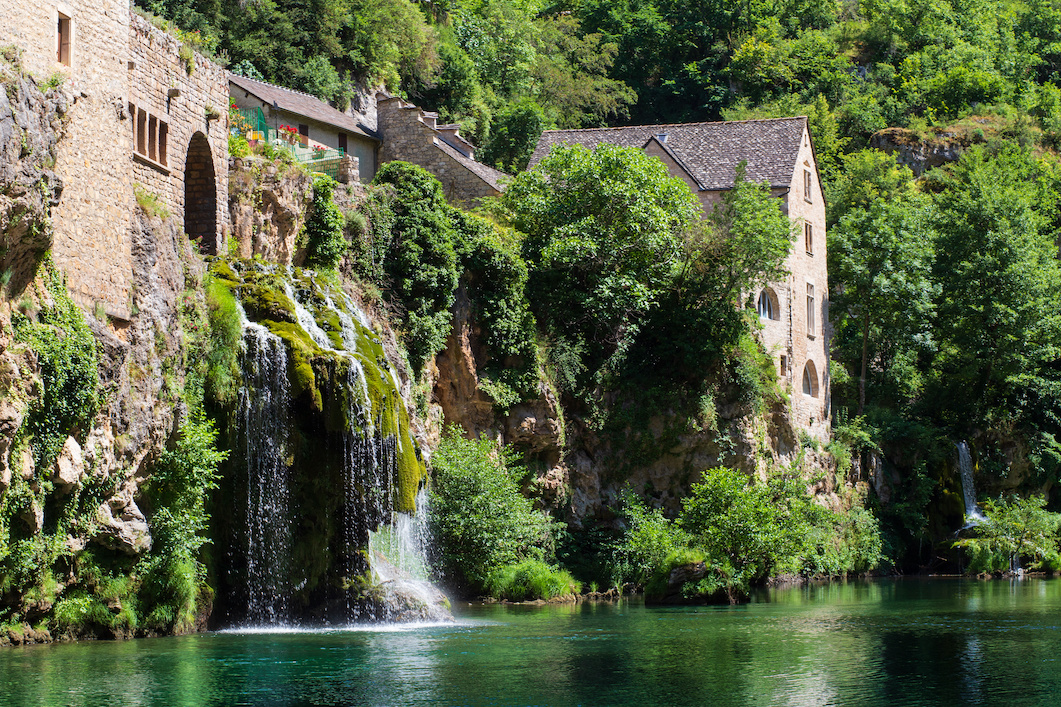 Saint-Chély-du-Tarn village and cascade