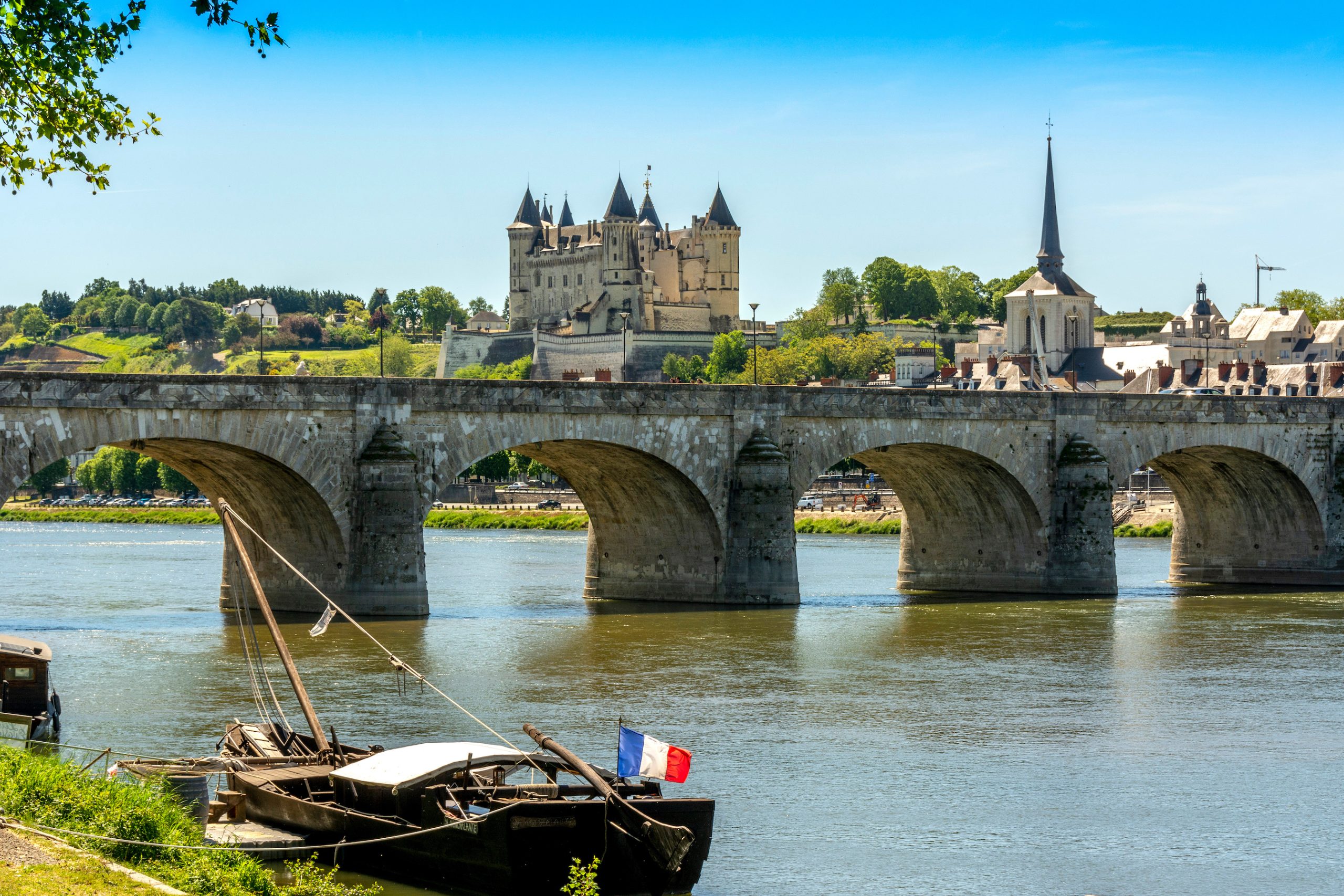 Saumur, vue sur le Chateau et le pont Cessart traversant  la Loire, Maine et Loire departement,  Pays de Loire, France