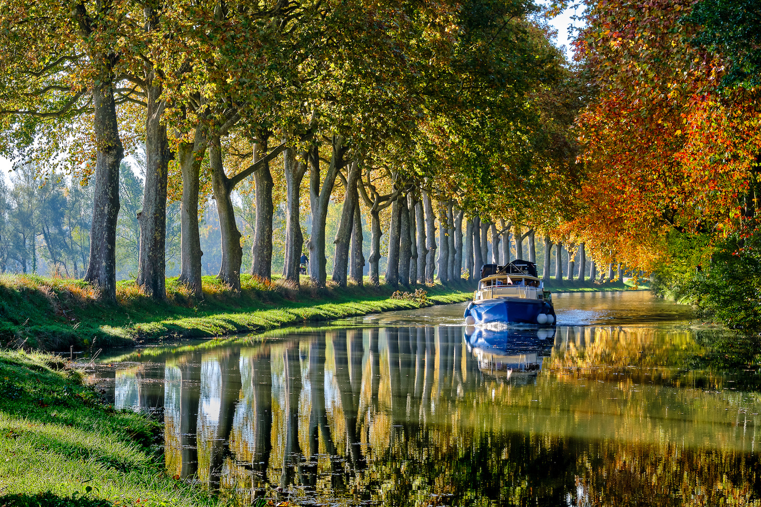 the canal du midi near the city of Toulouse in the fall