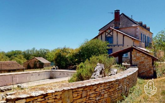 **Beautifully Renovated Stone House With Swimming Pool And Garden