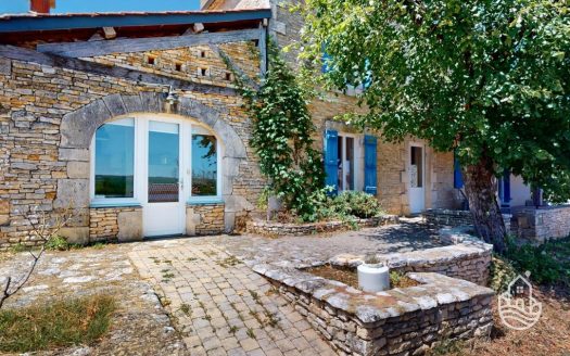 **Beautifully Renovated Stone House With Swimming Pool And Garden