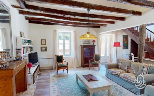 **Beautifully Renovated Stone House With Swimming Pool And Garden