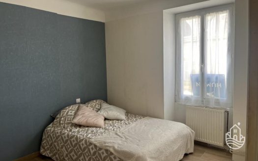 Large Townhouse With Garage And Courtyard In Terrasson-Lavilledieu