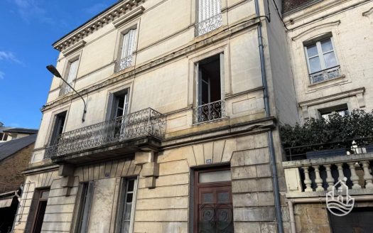 Townhouse To Renovate With Courtyard And Balconies In A Medieval Town