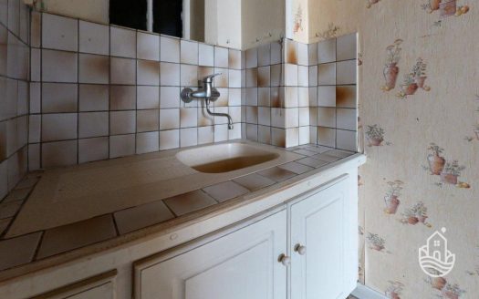 Townhouse To Renovate With Courtyard And Balconies In A Medieval Town