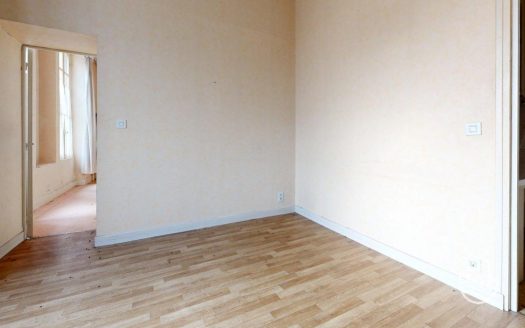 Townhouse To Renovate With Courtyard And Balconies In A Medieval Town