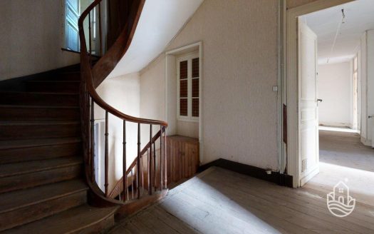 Townhouse To Renovate With Courtyard And Balconies In A Medieval Town