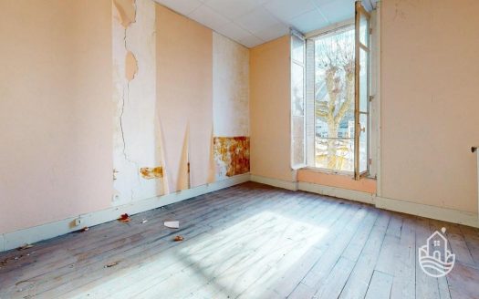 Townhouse To Renovate With Courtyard And Balconies In A Medieval Town