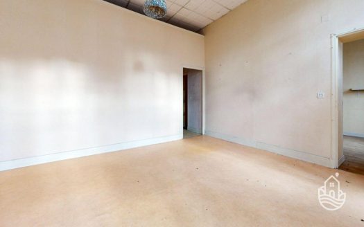 Townhouse To Renovate With Courtyard And Balconies In A Medieval Town