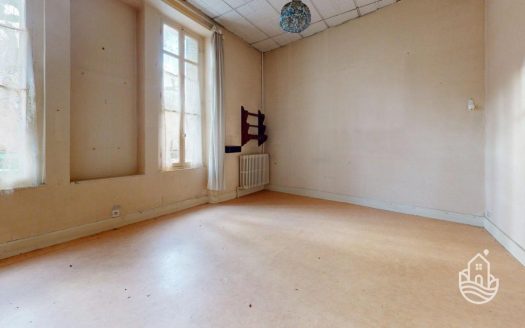 Townhouse To Renovate With Courtyard And Balconies In A Medieval Town