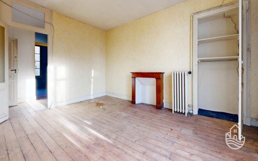 Townhouse To Renovate With Courtyard And Balconies In A Medieval Town