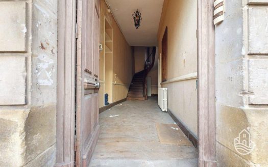 Townhouse To Renovate With Courtyard And Balconies In A Medieval Town