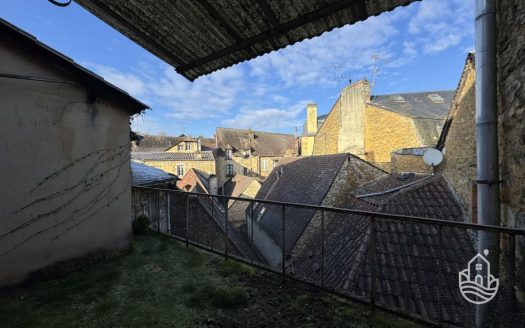 Townhouse To Renovate With Courtyard And Balconies In A Medieval Town