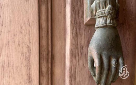 Townhouse To Renovate With Courtyard And Balconies In A Medieval Town