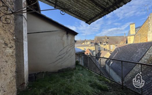 Townhouse To Renovate With Courtyard And Balconies In A Medieval Town
